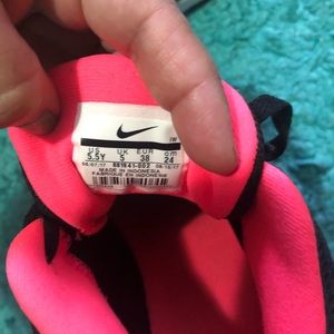 Nice Hustle Nike shoes Women size 5,5 ( run like 7)